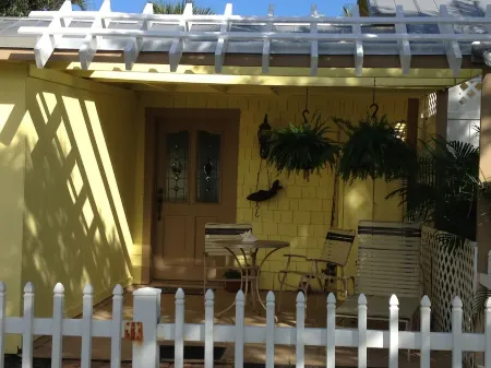 Unique and Charming--Waterfront Studio Cottage - Queen bed & Dock