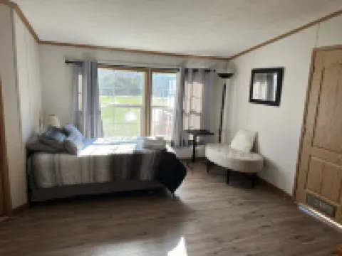 15 Miles from Windham Ski Mountain  Cozy Getaway Cottage: King Bed Game Room カイロのホテル