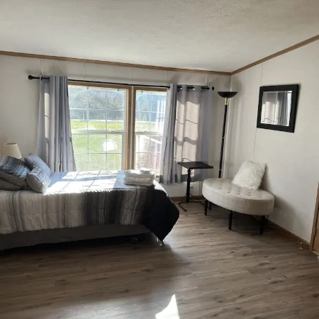 King Size Bedroom/ Outdoor Fire Pit, Game Room. Cozy Getaway Cottage