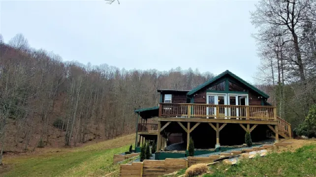Secluded mountain cabin w. amazing views on 12 acres 3 miles to Blue Ridge Pkwy!