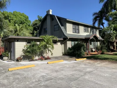 Large 1 Br Apt. - Just a 12-Minute Walk to Groceries, Downtown, Food & Shops!