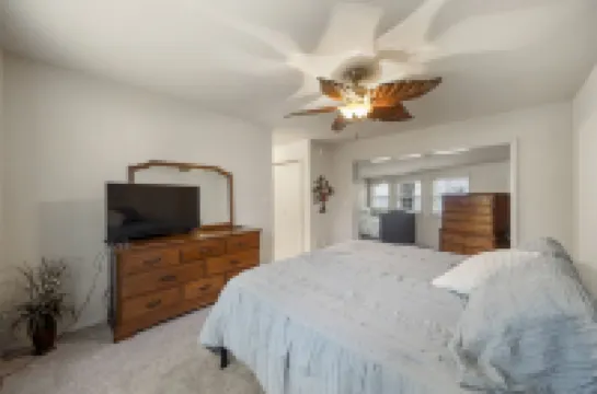 Spectacular lake view with a huge deck and a Hot Tub.