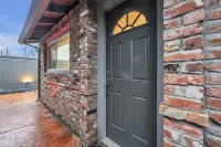 King Suite House guest house,  heated pool, spa, pool table, ping pong