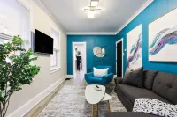 The Downtown Hive:  Sophisticated stay steps from Main St Bethlehem!