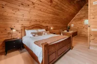 *New* A-frame Cabin w/ Hot Tub & Game Room - 7 min from Dollywood! Hotel in zona Tanger Outlets Sevierville