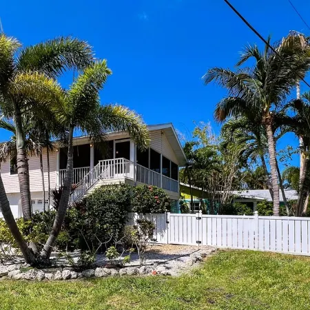 Coral Cove: Walk to the Beach! Heated pool! Prime North End!