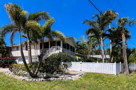 Coral Cove: Walk to the Beach! Heated pool! Prime North End!