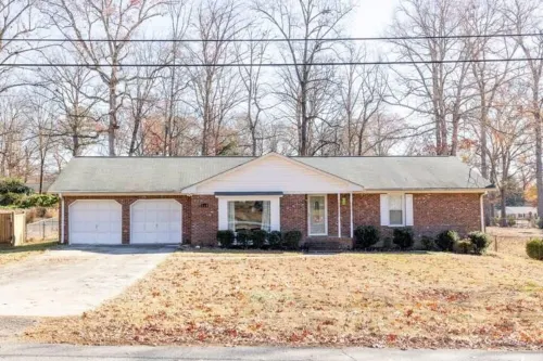 Beautiful Home. W/Hot Tub. Open Floor Plan.