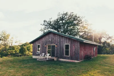Rustic cottage in river valley with access to hiking and mountain biking trails 와이트락 컨서번시스 스타 필드 주변 호텔