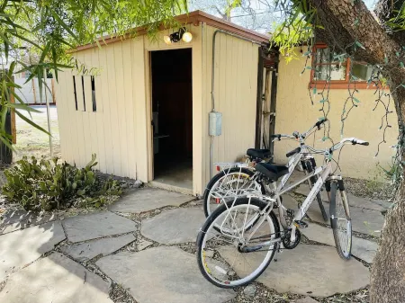 Walking distance to University, shops, restaurants, bars and coffee shops Отели рядом с достопримечательностью «Университет Аризона»