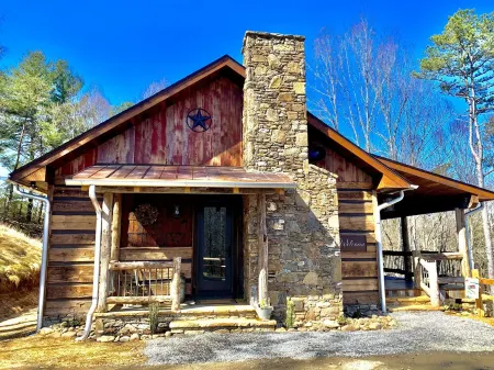 Cedar Cliff Cabin at Rivers Edge Rentals. Luxurious reclaimed 125 year old cabin