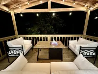 Cozy Cabin w/ Hot Tub, Arcade & Fire Pit Perfect for up to 8 People
