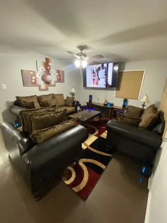 3 bedrooms 7min from downtown, college and hospital Отели рядом с достопримечательностью «M.C. Benton Jr. Convention Center»