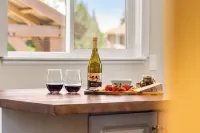 25mins to Denver*Red Rocks*Hot Tub*2 Fire Pits, 1.5hrs to skiing, Pet Friendly Hotel a Columbine