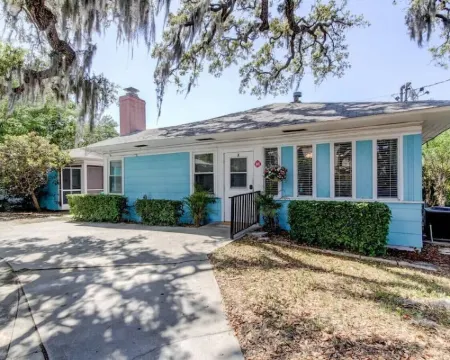 HOLIDAY SALE! Nice Downtown Dunedin Bungalow! โรงแรมในดูนดิน