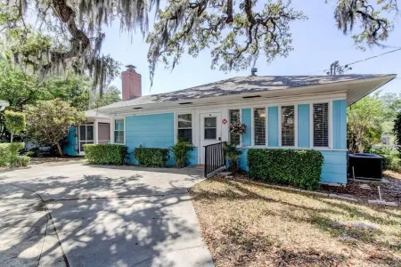 HOLIDAY SALE! Nice Downtown Dunedin Bungalow! Отели в г. Данедин