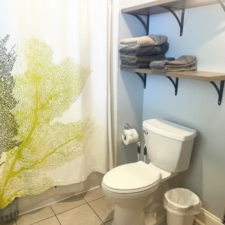 1 bed/1 bath, 1.5 blocks to beach/town, dog friendly, fenced yard Hotele w: Chikaming Township