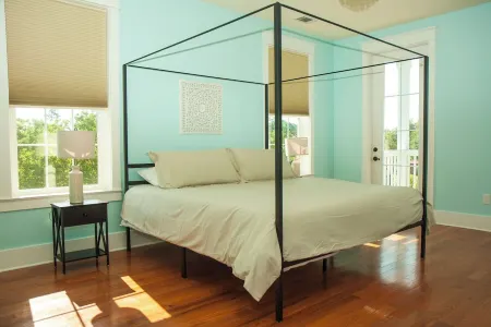 Charming 3-bedroom home with a private pool and firepit. 15 min from the beach.