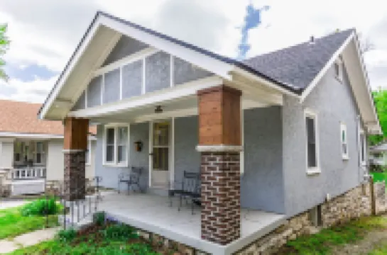 Spacious 3 bedroom home near KUMED and Westport in Kansas City