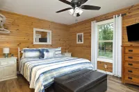 Private Hot Tub!  Kayaks. Serene Lakefront. Pool.