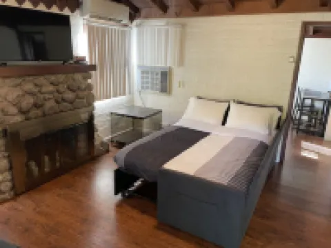 Villa F - a stand alone 1bed/1bath with kitchen steps from downtown Palm Springs