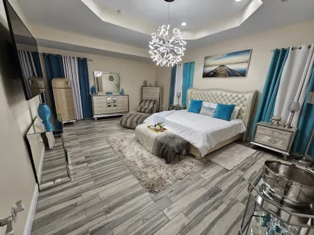 Spacious 5-bedroom house with WiFi, AC, Heated Pool and Jacuzzi in Central Tampa