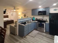 Cute little costal cabin.  One mile from Lake Tenkiller.  Private Spa/Hot Tub Hotels in Cherokee County