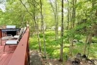 The Woodland Hideout by the Lake Features a Private Hot Tub and Sauna