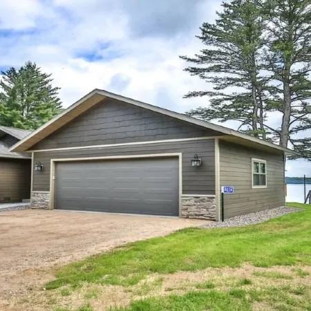 Whitetail Ridge: Lakefront Home, FREE Wi-Fi/Firewood, Generator, No Cleaning Fee