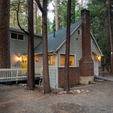 Pine Tree Hideaway with flat property/parking
