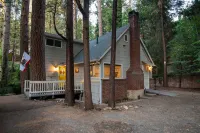 Pine Tree Hideaway with flat property/parking Hotel dekat Lake Gregory Regional Park