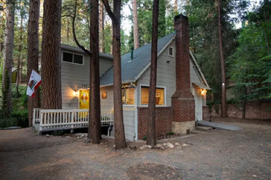 Pine Tree Hideaway with flat property/parking