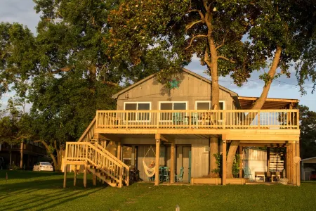 ‣ Lake Livingston Waterfront House, Sunset views. Deep water, Fishing, Kayaking.