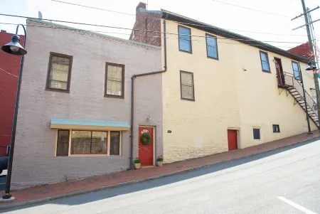 Downtown Lynchburg Studio 114 & Parking Spot Отели рядом с достопримечательностью «Академи Сентер оф Артс»