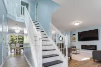 Luxury in Poconos - 3BR 3BA - Family and Pet friendly-Hot tub-Game Room-Firepit!