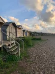 Two minutes from beach. Cosy pet-friendly cottage in cool location with garden.