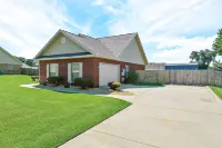 Beautifully decorated residential home just 3 miles to Ft. Rucker Army Base