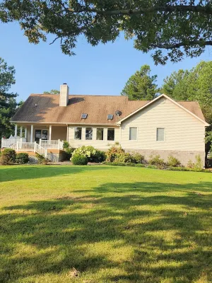 The Lakehouse at Ky Lake, waterfront,private dock. gentle private yard. Hotels near Benton Bark Park