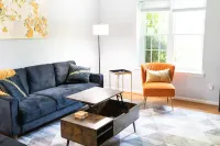 The Orange House - Only 4 Minutes from LU