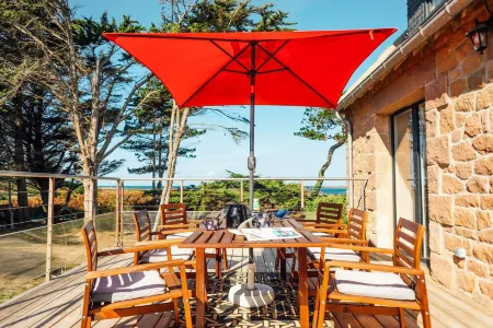 House ☆☆☆ in Landrellec, recent renovation, feet in the water.