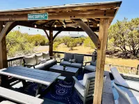 Deer & Lake Sanctuary: POOL, HOT TUB, GOLFCART! Feed deer at a private oasis!