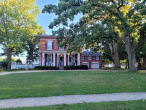 Federalist style home close to down town minutes from the Field of Dreams!