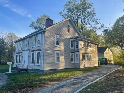 3.3miles to Mohegan Sun, Barn style house. Newly renovated