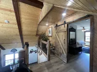 LODGE AT SADDLE RIDGE. Just five minutes from Hermann.
