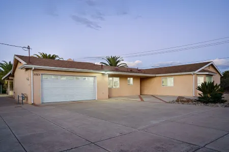 Orchard Oasis: 20 min to Oceano/Pismo Beach, BBQ, Pool Table, King-sized beds Отели рядом с достопримечательностью «Нипомо Суэп Мит & Флимаркет»