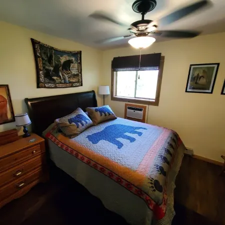 Mountain view cabin, fully remodeled, huge screen in porch with panoramic view.