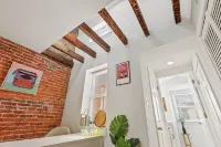 Bright & Cozy Rowhouse in Prime Location - WalkScore 98/100