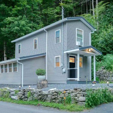 COOL CREEK COTTAGE: PSU Spring Creek Waterfront Oasis with Hot Tub