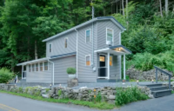 COOL CREEK COTTAGE: PSU Spring Creek Waterfront Oasis with Hot Tub