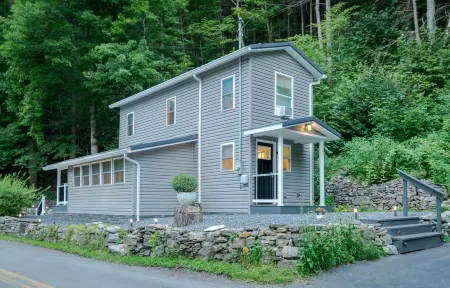 COOL CREEK COTTAGE: PSU Spring Creek Waterfront Oasis with Hot Tub